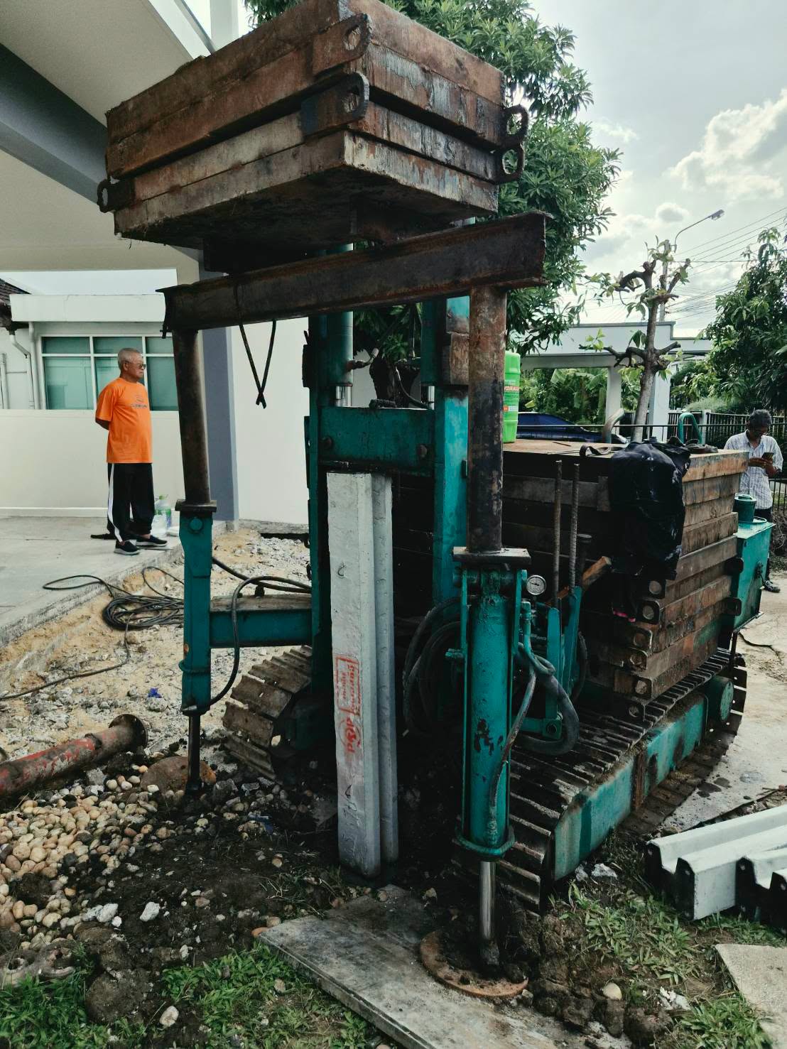 งานไมโครไพล์กดไฮดรอลิกในพื้นที่บ้านพักอาศัย เครื่องทำงานชิดตัวอาคาร